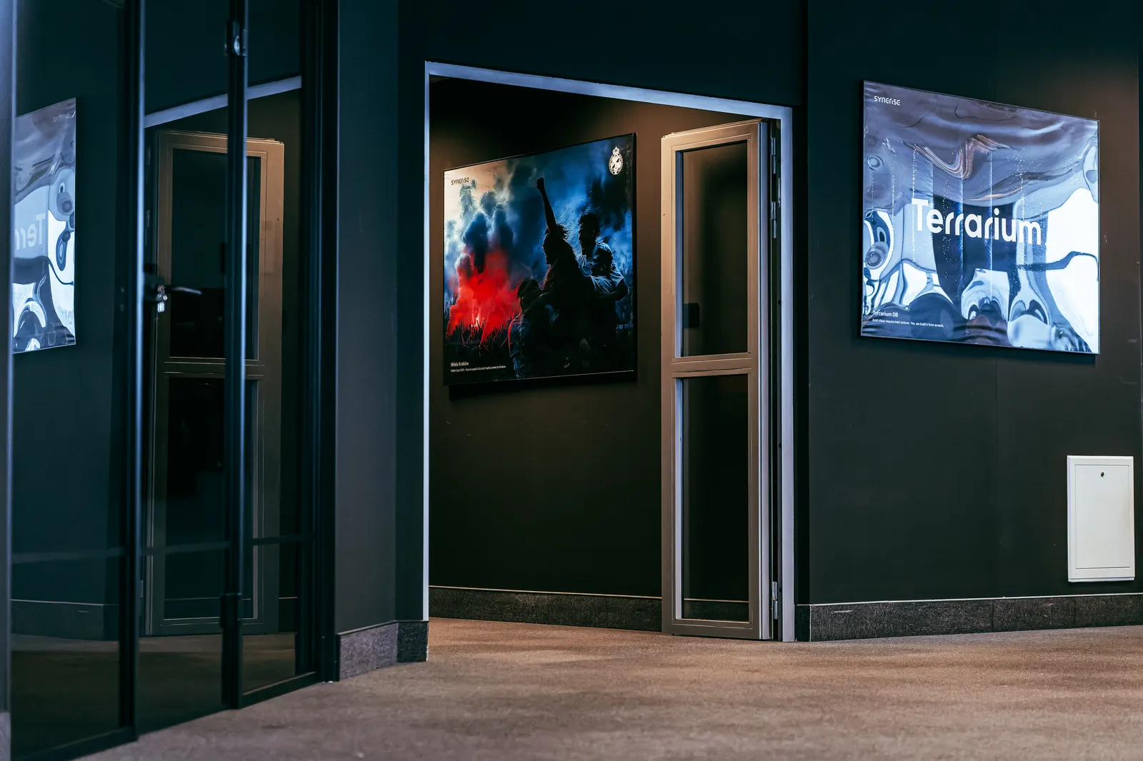 Kraków HQ — hallway with Synerise wall art